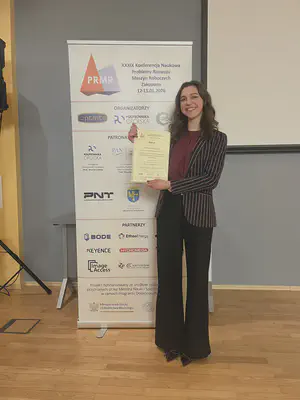 Karolina Paczkowska prezentująca dyplom